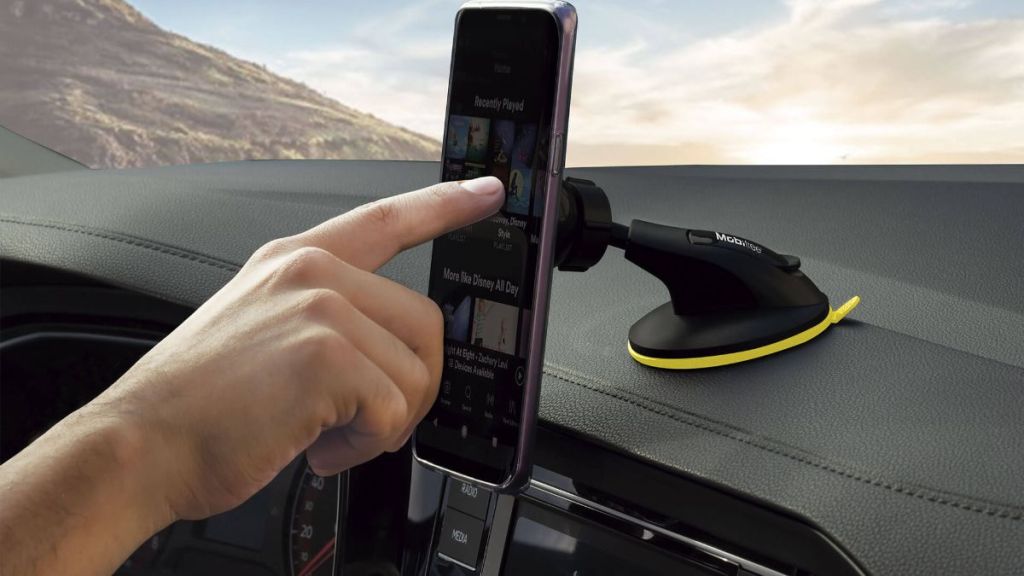 Accesorios para llevar tu smartphone en el auto